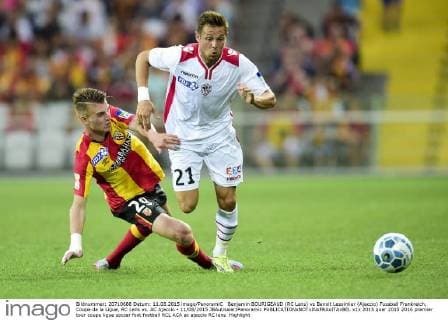 Benjamin BOURIGEAUD (RC Lens) vs Benoit Lesoimier (Ajaccio) Fussball Frankreich, Coupe de la Ligue, RC Lens vs. AC Ajaccio - 11 08 2015 JBAutissier Panoramic 