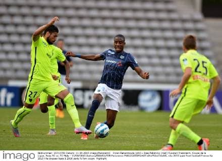 Dylan Bahamboula (pfc) - Jose Palomino (met) Fussball Frankreich, Coupe de la Ligue, Paris FC vs. FC Metz - 11 08 2015 AnthonyBIBARD FEP Panoramic 