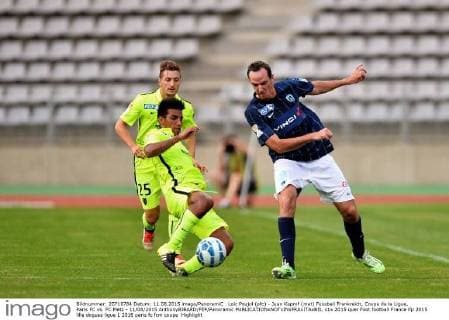 Loic Poujol (pfc) - Juan Kaprof (met) Fussball Frankreich, Coupe de la Ligue, Paris FC vs. FC Metz - 11 08 2015 AnthonyBIBARD FEP Panoramic 