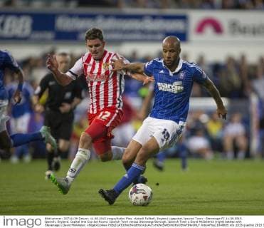 Aktuell FuÃŸball, England Ligapokal, Ipswich Town - Stevenage FC 11.08.2015. Ipswich, England. Capital One Cup 1st Round. Ipswich Town versus Stevenage Borough. Ipswich Town s David McGoldrick (right) battles with Stevenage s David McAllister. xNigelxCookex  ActionPlus11648605