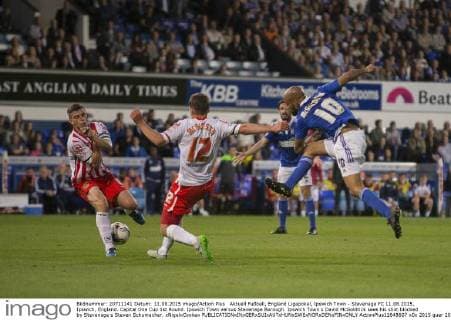 Aktuell FuÃŸball, England Ligapokal, Ipswich Town - Stevenage FC 11.08.2015. Ipswich, England. Capital One Cup 1st Round. Ipswich Town versus Stevenage Borough. Ipswich Town s David McGoldrick sees his shot blocked by Stevenage s Steven Schumacher. xNigelxCookex  ActionPlus11648607