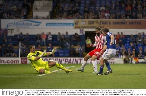 Aktuell FuÃŸball, England Ligapokal, Ipswich Town - Stevenage FC 11.08.2015. Ipswich, England. Capital One Cup 1st Round. Ipswich Town versus Stevenage Borough. Ipswich Town s Jay Tabb sees his shot well saved by Stevenage s Chris Day. xNigelxCookex  ActionPlus11648620