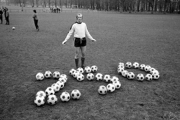 Manfred Manglitz (1. FC Köln) mit einer 250 aus Fußbällen, anlässlich seines 250. Bundesligaspiels