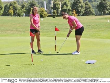 Reutlingen-Sonnenbuehl Jasmina Jankovic (TUS Metzingen) rechts beim putten unter Beobachtung von Kelly Vollebregt (TUS Metzingen) links Golf Meets Handball TUS Metzingen, 1 Bundesliga, Vorbereitung, Event, Handball, 13.08.2015 Copyright: Eibner-Pressefotox xWeiss-Fudisc