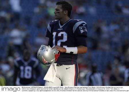 New England Patriots quarterback Tom Brady (12) throws a football during warm ups before the preseason game against the Green Bay Packers at Gillette Stadium in Foxborough, Massachusetts on August 13, 2015. Tom Brady is currently appealing a four game suspension by the NFL American Football Herren USA for playing with tampered footballs in last years AFC Championship game.  BOS2015081329 MATTHEWxHEALEY