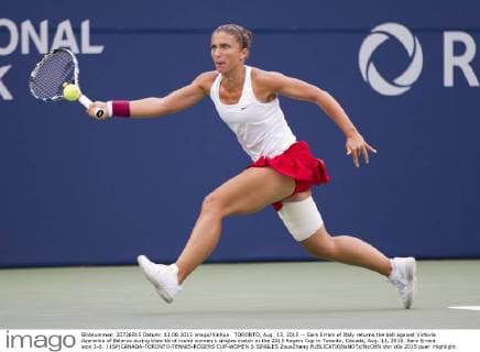 TORONTO, Aug. 13, 2015 -- Sara Errani of Italy returns the ball against Victoria Azarenka of Belarus during their third round women s singles match at the 2015 Rogers Cup in Toronto, Canada, Aug. 13, 2015. Sara Errani won 2-0. ) (SP)CANADA-TORONTO-TENNIS-ROGERS CUP-WOMEN S SINGLES ZouxZheng 