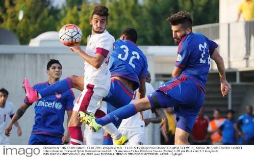 13.08.2015 Rapperswil Stadion Grünfeld ,SCHWEIZ , Saison 2015 2016 Herren Fussball Internationales Testspiel Qatar Nationalmannschaft - Olympiakos Piräus Dimitrios Siovas (Piräus) trifft per Kopf zum 1:1 Ausgleich 