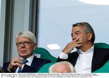 DFB Präsident Wolfgang Niersbach (re.) und Reinhard Rauball (Deutschland) auf der Tribuene - Supercup Saison 2015-2016 VfL Wolfsburg vs. FC Bayern Muenchen in der Volkswagen Arena in Wolfsburg - Deutschland, Fußball, Mann, Maenner,01.08.2015