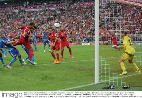 Mehdi BENATIA, FCB 5 Torschuss, schiesst das Tor zum 1-0 gegen Rene ADLER, HSV 15 FC BAYERN MUENCHEN - HAMBURGER SV (- ) Fussball 1. Bundesliga , Muenchen, am 14.08.2015, 01.Spieltag, Saison 2015 2016, 1.Liga, 1.Bundesliga, FCB, HSV