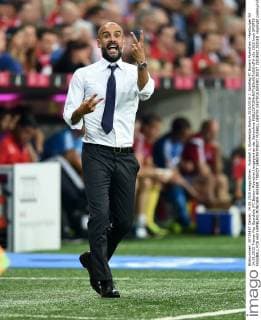 Fussball 1. Bundesliga Saison 2015 2016 1. Spieltag FC Bayern Muenchen - Hamburger SV 14.08.2015 Trainer Pep Guardiola (FC Bayern Muenchen) engagiert an der Seitenlinie 