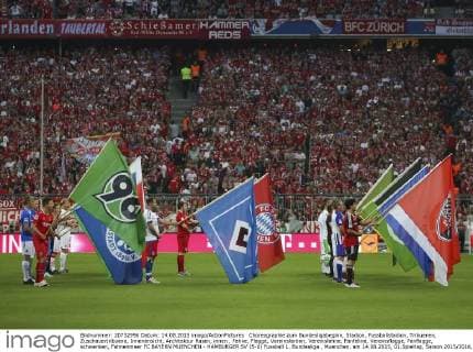 Choreographie zum Bundesligabeginn, Stadion, Fussballstadion, Tribuenen, Zuschauertribuene, Innenansicht, Architektur Rasen, innen , Fahne, Flagge, Vereinsfarben, Vereinsfahne, Fanfahne, Vereinsflagge, Fanflagge, schwenken, Fahnenmeer FC BAYERN MUENCHEN - HAMBURGER SV (5-0) Fussball 1. Bundesliga , Muenchen, am 14.08.2015, 01.Spieltag, Saison 2015 2016, 1.Liga, 1.Bundesliga, FCB, HSV