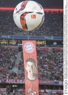 Symbolbild, Illustration, Saisoneroeffnung Bundesliga Stadion, Fussballstadion, Tribuenen, Zuschauertribuene, Innenansicht, Architektur Rasen, innen Choreographie Bild von Thomas MUELLER, MÜLLER, FCB 25 FC BAYERN MUENCHEN - HAMBURGER SV (5-0) Fussball 1. Bundesliga , Muenchen, am 14.08.2015, 01.Spieltag, Saison 2015 2016, 1.Liga, 1.Bundesliga, FCB, HSV