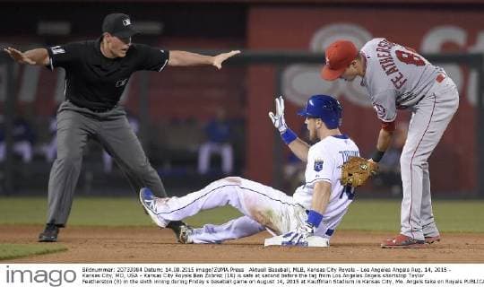 Aktuell Baseball, MLB, Kansas City Royals - Los Angeles Angels Aug. 14, 2015 - Kansas City, MO, USA - Kansas City Royals Ben Zobrist (18) is safe at second before the tag from Los Angeles Angels shortstop Taylor Featherston (8) in the sixth inning during Friday s baseball game on August 14, 2015 at Kauffman Stadium in Kansas City, Mo. Angels take on Royals - ZUMAm67_