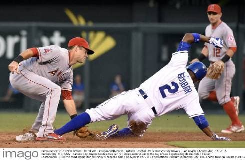 Aktuell Baseball, MLB, Kansas City Royals - Los Angeles Angels Aug. 14, 2015 - Kansas City, MO, USA - Kansas City Royals Alcides Escobar (2) steals second under the tag of Los Angeles Angels shortstop Taylor Featherston (8) in the third inning during Friday s baseball game on August 14, 2015 at Kauffman Stadium in Kansas City, Mo. Angels take on Royals - ZUMAm67_