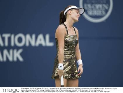 Agnieszka Radwanska of Poland reacts during the quarterfinal match of women s singles against Simona Halep of Romania at the 2015 Rogers Cup in Toronto, Canada, Aug. 14, 2015. Agnieszka Radwanska lost 1-2. ) (SP)CANADA-TORONTO-TENNIS-ROGERS CUP-WOMEN S SINGLES ZouxZheng 