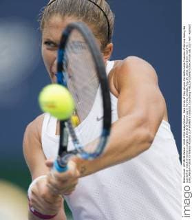 Sara Errani of Italy returns the ball to Lesia Tsurenko of Ukraine during the quarterfinal match of women s singles at the 2015 Rogers Cup in Toronto, Canada, Aug. 14, 2015. Sara Errani won 2-0. ) (SP)CANADA-TORONTO-TENNIS-ROGERS CUP-WOMEN S SINGLES ZouxZheng 
