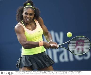 Serena Williams of the United States returns the ball to Roberta Vinci of Italy during the quarterfinal match of women s singles at the 2015 Rogers Cup in Toronto, Canada, Aug. 14, 2015. Serena Williams won 2-0. ) (SP)CANADA-TORONTO-TENNIS-ROGERS CUP-WOMEN S SINGLES ZouxZheng 