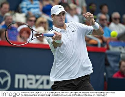 John Isner of the United States returns the ball to Jeremy Chardy of France during the quarterfinal match of men s singles at the 2015 Rogers Cup in Montreal, Canada, Aug. 14, 2015. Chardy won the match 2-1. ) (SP)CANADA-MONTREAL-ROGERS CUP-MEN S SINGLES AndrewxSoong 
