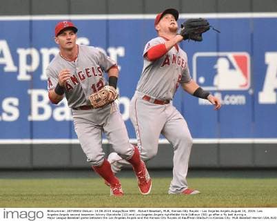 Aktuell Baseball, MLB, Kansas City Royals - Los Angeles Angels August 14, 2015: Los Angeles Angels second baseman Johnny Giavotella (12) and Los Angeles Angels rightfielder Kole Calhoun (56) go after a fly ball during a Major League Baseball game between the Los Angeles Angels and the Kansas City Royals at Kauffman Stadium in Kansas City. MLB Baseball Herren USA AUG 14 Angels at Royals Icon150814013 EDITORIAL USE ONLY