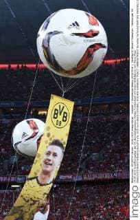 Fussball 1. Bundesliga Saison 2015 2016 1. Spieltag FC Bayern Muenchen - Hamburger SV 14.08.2015 Eroeffnungsfeier der 53. Bundesligasaison; Adidas Torfabrikball mit einem BVB Banner mit Marco Reus 