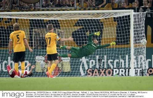 Fußball, 3. Liga, Saison 2015 2016, SG Dynamo Dresden, 3. Spieltag, SG Dynamo Dresden - FC Rot Weiß Erfurt, Donnerstag (13.08.2015), Stadion Dresden. Erfurts Carsten Kammlott (li.) erzielt das Tor zum 1:1 gegen Dresdens Torwart Janis Blaswich. RM001