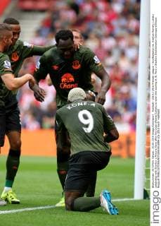 Football - 2015 2016 Premier League - Southampton vs. Everton Romelu Lukaku celebrates with Everton s Arouna Kone after his cross allowed Lukaku to open the scoring at St Mary s Stadium Southampton Colorsport Shaun Boggust 