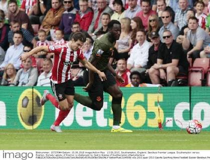15.08.2015. Southampton, England. Barclays Premier League. Southampton versus Everton. Romelu Lakaku of Everton is challenged by Cedric Soares of Southampton xMarkxKertonx  ActionPlus11649590