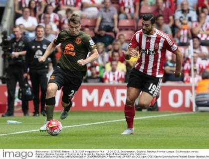 15.08.2015. Southampton, England. Barclays Premier League. Southampton versus Everton. Seamus Coleman of Everton is challenged by Graziano Pelle of Southampton xMarkxKertonx  ActionPlus11649597