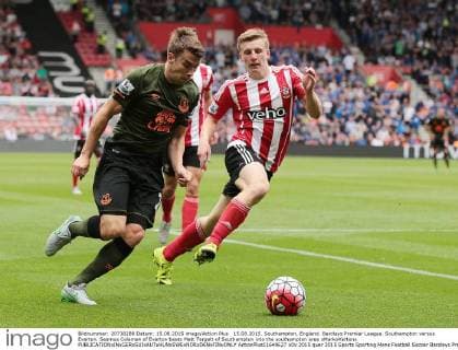15.08.2015. Southampton, England. Barclays Premier League. Southampton versus Everton. Seamus Coleman of Everton beats Matt Targett of Southampton into the southampton area xMarkxKertonx  ActionPlus11649627