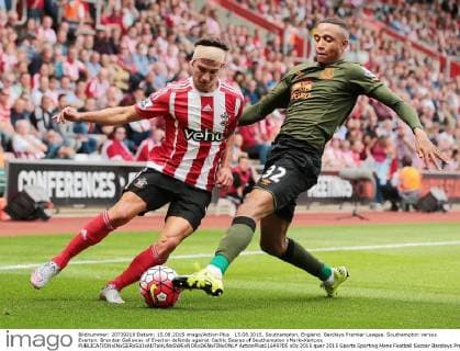 15.08.2015. Southampton, England. Barclays Premier League. Southampton versus Everton. Brendan Galloway of Everton defends against Cedric Soares of Southampton xMarkxKertonx  ActionPlus11649705