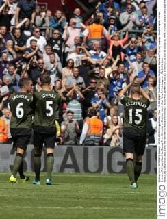 15.08.2015. Southampton, England. Barclays Premier League. Southampton versus Everton. Phil Jagielka John Stones Tom Cleverley of Everton thank their fans for the support xMarkxKertonx  ActionPlus11649709