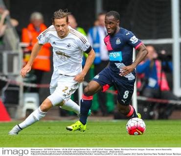 15.08.2015. Swansea, Wales. Barclays Premier League. Swansea versus Newcastle. Newcastle United s Vurnon Anita battles(R) with Swansea City s Gylfi Sigurdsson. xPaulxJenkinsx  ActionPlus11649717