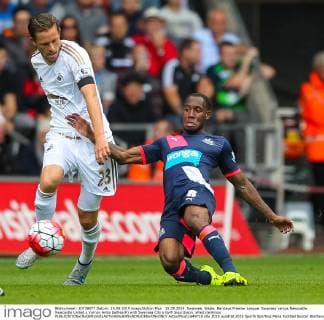 15.08.2015. Swansea, Wales. Barclays Premier League. Swansea versus Newcastle. Newcastle United s Vurnon Anita battles(R) with Swansea City s Gylfi Sigurdsson. xPaulxJenkinsx  ActionPlus11649718