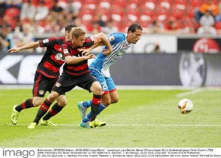 Leverkusen Lars Bender (Bayer 04 Leverkusen 8) im Zweikampf gegen Kevin Kuranyi (TSG 1899 Hoffenheim 22) Bayer 04 Leverkusen vs TSG Hoffenheim, Fussball, 1. Bundesliga, 15.08.2015, Copyright: Schueler Eibner-Pressefoto EP_JSE