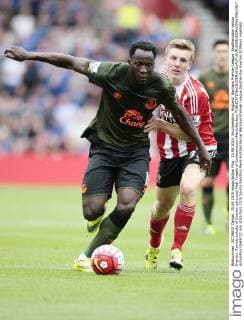 15.08.2015. Southampton, England. Barclays Premier League. Southampton versus Everton. Romelu Lakaku of Everton gets past Matt Targett of Southampton xMarkxKertonx  ActionPlus11649727