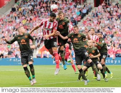 15.08.2015. Southampton, England. Barclays Premier League. Southampton versus Everton. Graziano Pelle of Southampton attacks a corner ball xMarkxKertonx  ActionPlus11649735
