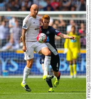 15.08.2015. Swansea, Wales. Barclays Premier League. Swansea versus Newcastle. Swansea City s Jonjo Shelvey(L) battles with Newcastle United s Jack Colback. xPaulxJenkinsx  ActionPlus11649748