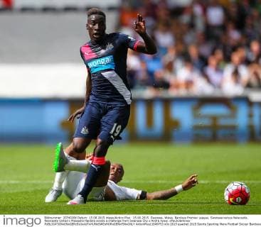 15.08.2015. Swansea, Wales. Barclays Premier League. Swansea versus Newcastle. Newcastle United s Massadio Haidara avoids a challenge from Swansea City s Andre Ayew. xPaulxJenkinsx  ActionPlus11649753