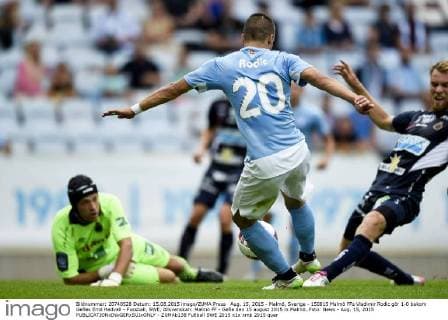 Aug. 15, 2015 - Malmö, Sverige - 150815 Malmö FFs Vladimir Rodic gör 1-0 bakom Gefles Emil Hedvall - Fussball, SWE, Allsvenskan: Malmö FF - Gefle den 15 august 2015 in Malmö..Foto: News - Aug. 15, 2015 - ZUMAb138