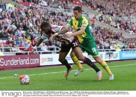 Yann MâÄ?Vila of Sunderland battles Norwich s Graham Dorrans - Sunderland vs. Norwich City - Barclay s Premier League - Stadium of Light - Sunderland - 15 08 2015 Pic Philip Oldham Sportimage EDITORIAL USE ONLY. No use with unauthorised audio, video, data, fixture lists, club league logos or live services. Online in-match use limited to 120 images, no video emulation. No use in betting, games or single club league player publications.