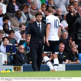 Tottenham Hotspur v Stoke City . . London, UK . . 15.08.2015 Mauricio Pochettino (Spurs manager) takes off Harry Kane (TH) 