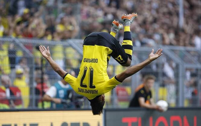 Dortmund, Signal-Iduna-Park, 15.08.15: Pierre-Emerick Aubameyang (Borussia Dortmund) Torschütze zum 2:0 Tor macht einen Salto und jubelt im Spiel der 1. Bundesliga zwischen Borussia Dortmund vs. Borussia Mönchengladbach in der Saison 2015 2016.