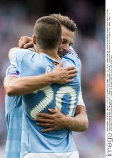 Aug. 15, 2015 - Malmö Sverige - 150815 Malmö FFs Vladimir Rodic kramas om av Markus Rosenberg efter att han gjort 1-0 - Fussball, SWE, Allsvenskan: Malmö FF - Gefle den 15 august 2015 in Malmö..Foto: News - Aug. 15, 2015 - ZUMAb138
