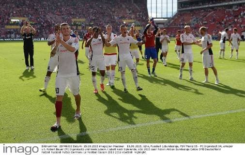 15.08.2015, xjhx, Fussball 1.Bundesliga, FSV Mainz 05 - FC Ingolstadt 04, emspor v.l. Robert Bauer (FC Ingolstadt) und team jubeln jubelt nach Spielende.