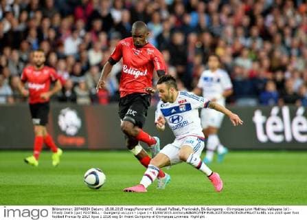 Aktuell Fußball, Frankreich, EA Guingamp - Olympique Lyon Mathieu Valbuena (ol) - Elhadji Diallo (gui) FOOTBALL : Guingamp vs Lyon - Ligue 1 - 15 08 2015 AnthonyBIBARD FEP 