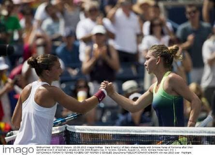 Sara Errani(L) of Italy shakes hands with Simona Halep of Romania after their semifinal match of women s singles at the 2015 Rogers Cup in Toronto, Canada, August 15, 2015. Simona Halep won 2-0. ) (SP)CANADA-TORONTO-TENNIS-ROGERS CUP-WOMEN S SINGLES ZouxZheng 
