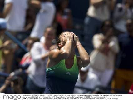 Simona Halep of Romania celebrates victory after the semifinal match of women s singles against Sara Errani of Italy at the 2015 Rogers Cup in Toronto, Canada, August 15, 2015. Simona Halep won 2-0. ) (SP)CANADA-TORONTO-TENNIS-ROGERS CUP-WOMEN S SINGLES ZouxZheng 