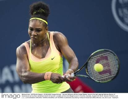 Serena Williams of the United States returns the ball against Belinda Bencic of Switerland during their semifinal match of women s singles at the 2015 Rogers Cup in Toronto, Canada, August 15, 2015. Serena Williams lost 1-2. ) (SP)CANADA-TORONTO-TENNIS-ROGERS CUP-WOMEN S SINGLES ZouxZheng 