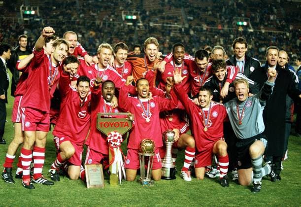 FC Bayern München mit Weltpokal mit Weltpokal vom FC Bayern München fotografiert am 27.11.2001 in Tokio. Fußball 1 Bundesliga FC Bayern München
