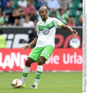 FUSSBALL 1. BUNDESLIGA SAISON 2015 2016 1. Spieltag VfL Wolfsburg - Eintracht Frankfurt 16.08.2015 Naldo (VfL Wolfsburg) am Ball 
